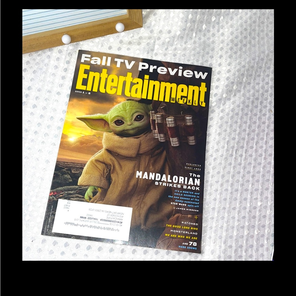 Entertainment Weekly - The MANDALORIAN Strikes Back - OCTOBER 2020  Cover 1 of 2